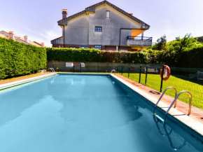 Cómodo y espacioso chalet con piscina comunitaria